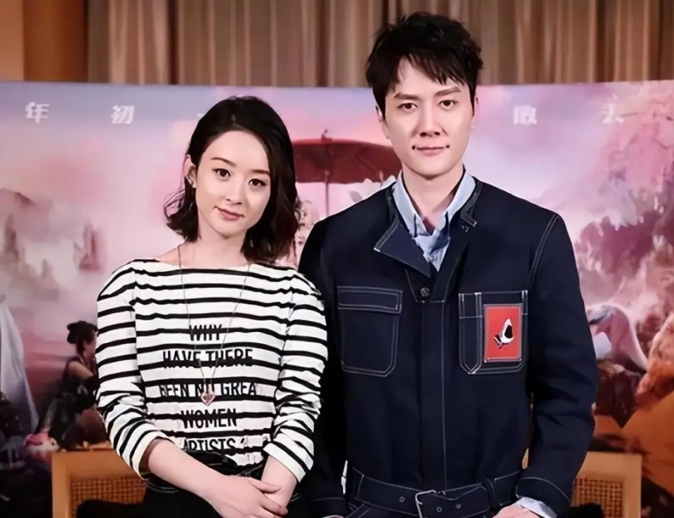 赵丽颖带儿子逛商场,眼中带有一些疲惫,母子俩很开心很温馨