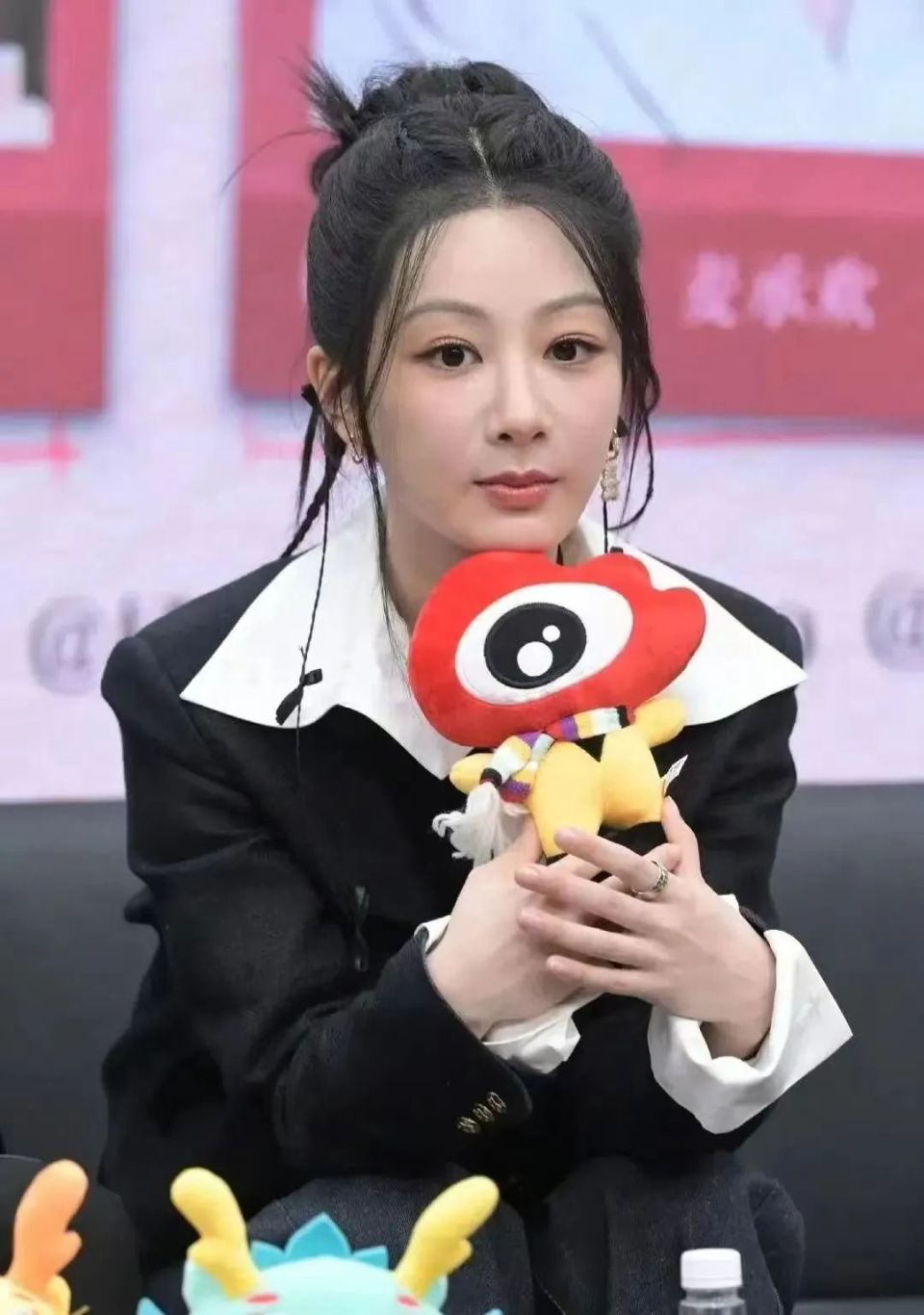 后来,杨紫与许凯一起出席活动,为新剧做宣传的时候,也能看出她的发际