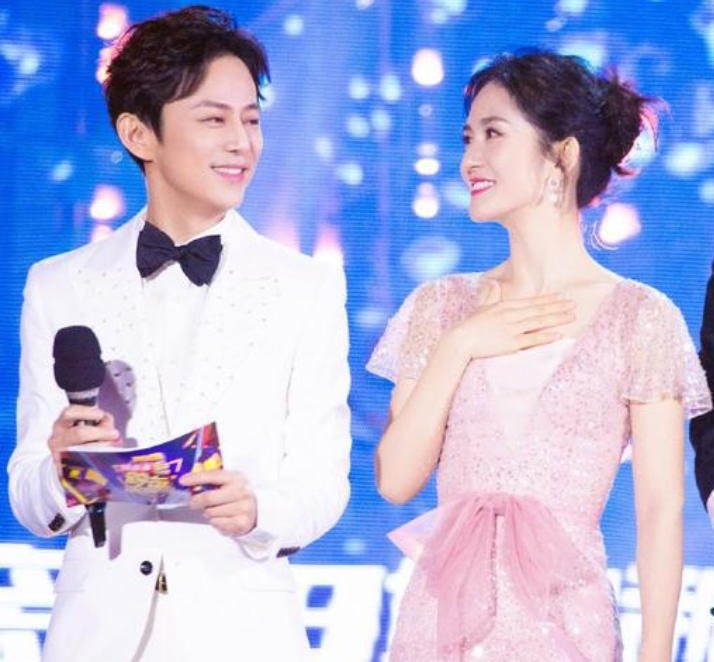 何炅晚会落泪遭质疑,被曝父亲去世强撑上场,谢娜隔空拥抱惹猜测插图23