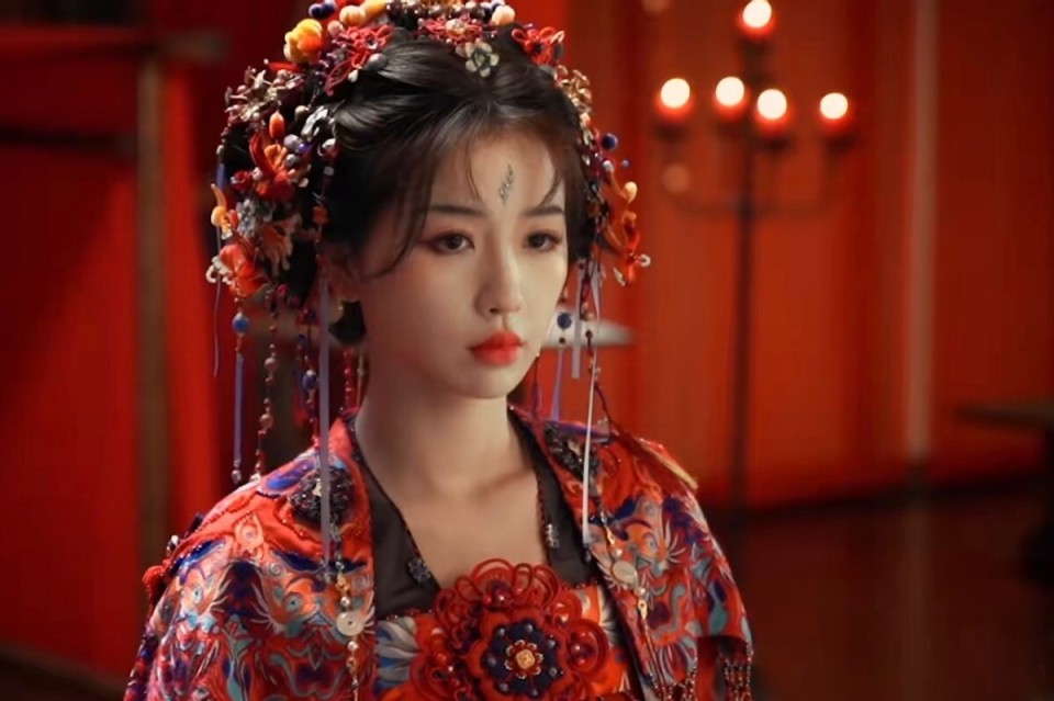 《永夜星河》:虞书欣不夹了,陈都灵不土了,我却被43岁阿娇惊艳了