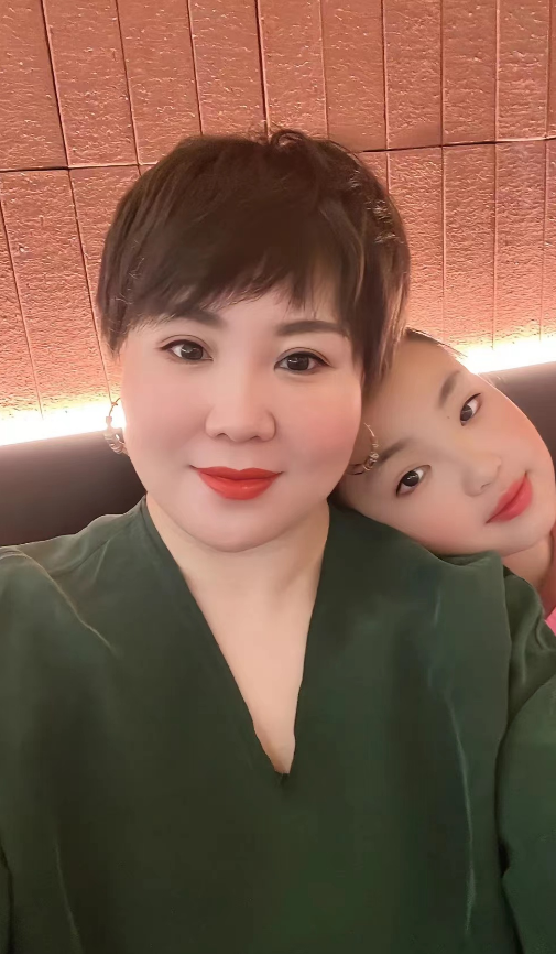 "刘能"妻子晒全家福,被吐槽不如温美玲好看,本人回应尽显低情商