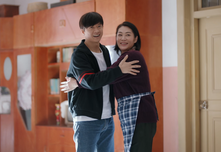 37岁唐曾演大学生,满脸褶子太辣目