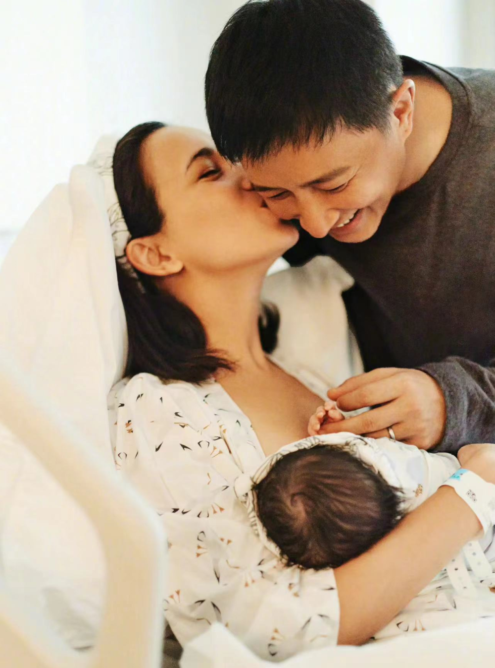 卢靖姗带娃工作引争议刚唱跳完给女儿喂奶惹心疼韩庚被骂翻了