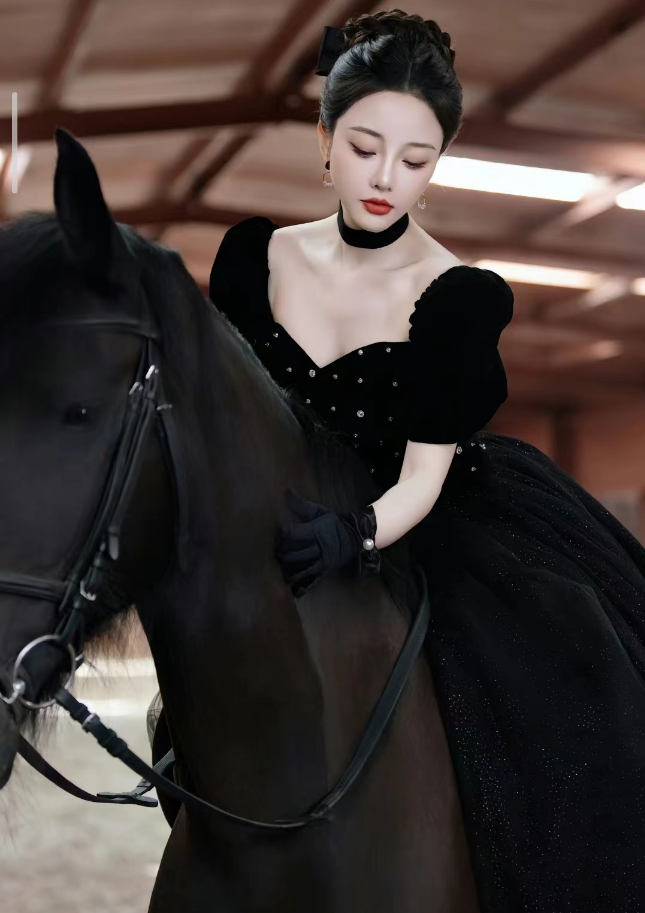 李小璐与甜馨拍写真,母女黑白裙气质冷艳,妈妈像女王女儿像公主_腾讯