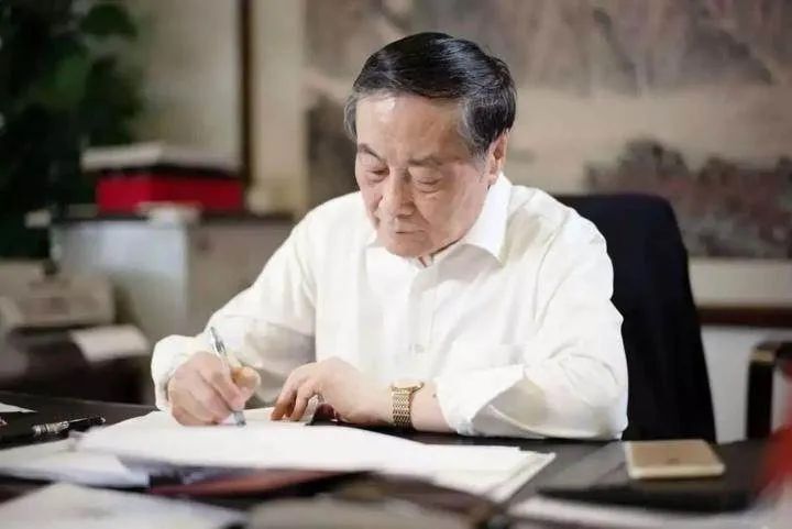 图源:潮新闻2024年2月25日10时30分,娃哈哈集团创始人,董事长宗庆后