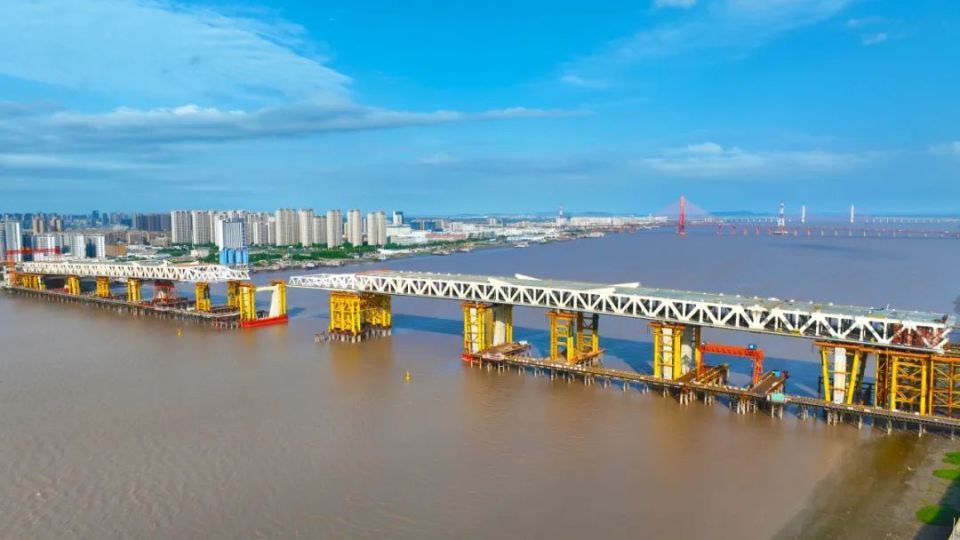 永宁大桥是国内迄今为止最大跨度的公轨两用多塔钢桁梁悬索桥,也是