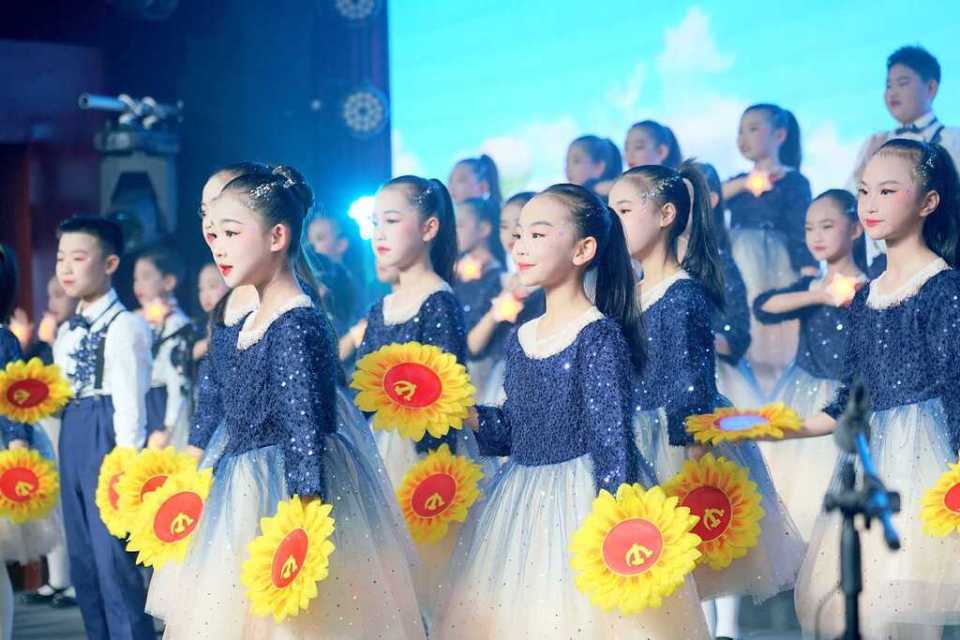 儿童欢唱迎新年 重庆市妇联助力儿童幸福成长_腾讯新闻