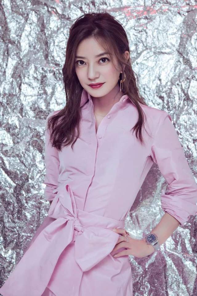 47岁赵薇罕见露面,发福变胖素颜皱纹明显,胳膊淤青瞩目