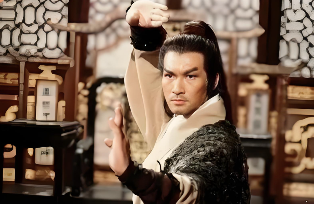 82版《天龙八部》乔峰，周星驰的黄金搭档，梁家仁见证了港片的兴衰_腾讯新闻