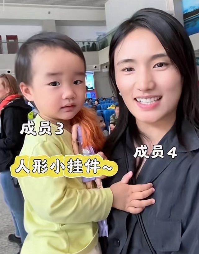 到了自己和女儿时,海哈金喜就打趣可爱的夏夏是"人形小挂件",真是太