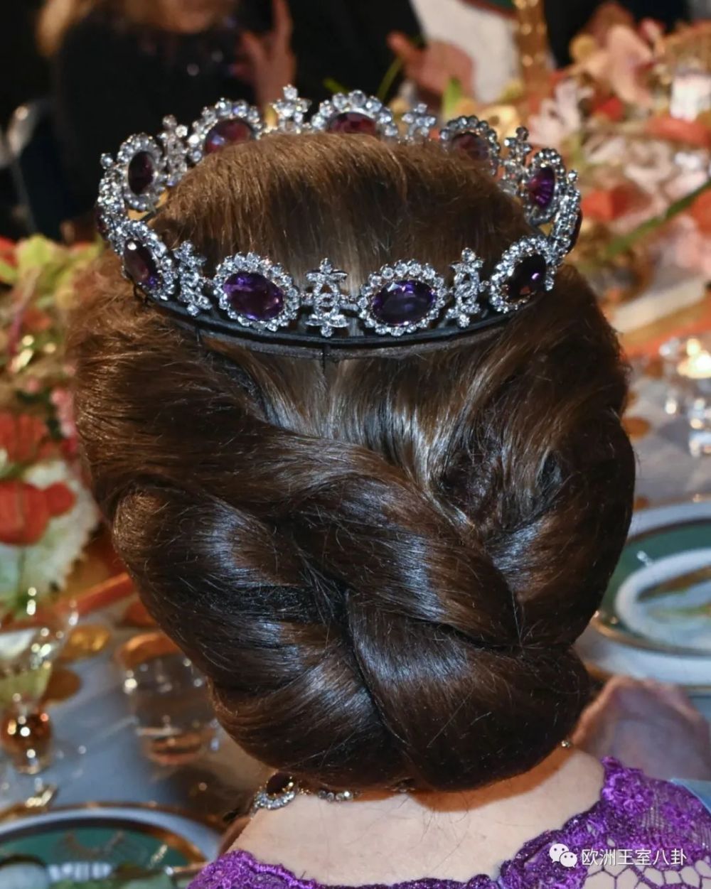 而上次戴着出席诺贝尔奖已经要追溯到80年代了这套紫水晶可以追溯到