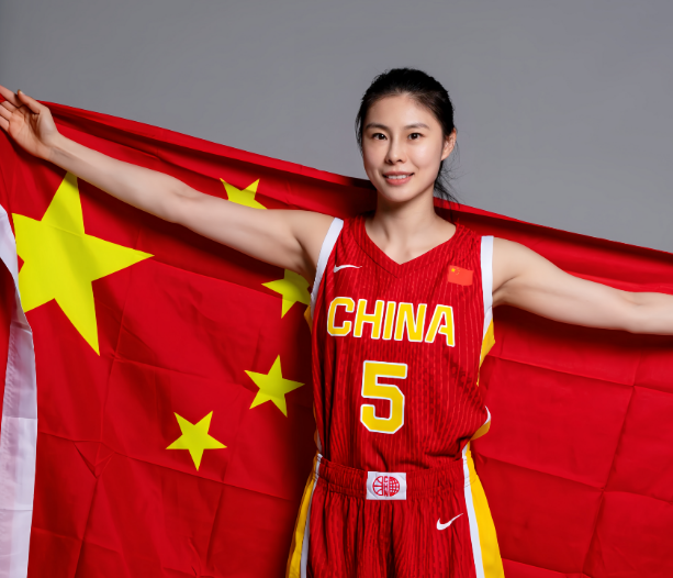 中国女篮28岁关键女王晒奥运球场照:巴黎,愿一往无前