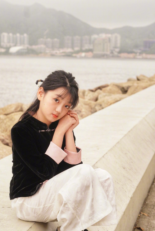 阿拉蕾从萌娃长成小美人,穿黑马褂拍照漂亮又英气,太适合大荧幕_腾讯