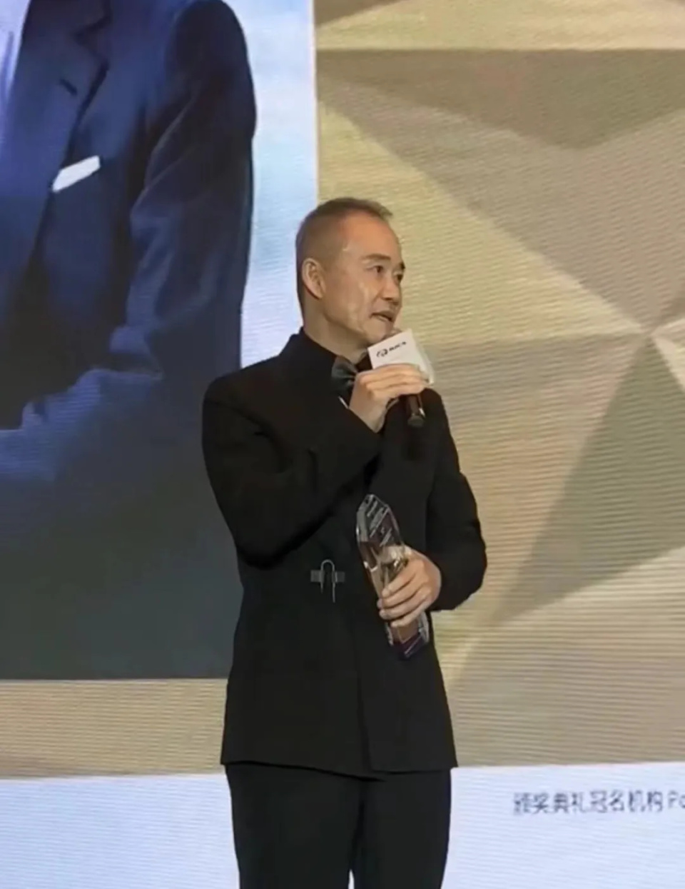 王石与田朴珺一起去泰国拜佛,夫妻俩虔诚跪拜,3岁女儿同行_腾讯新闻