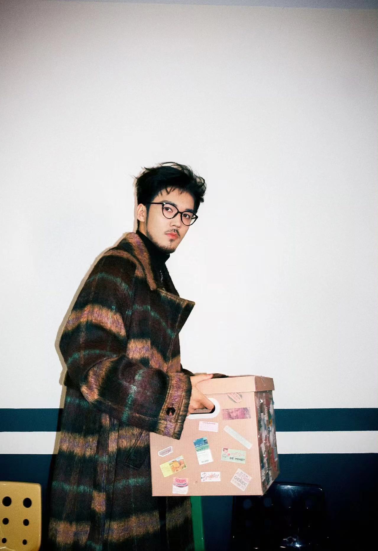 陳牧馳陪伴懷孕陳冰逛花鳥市場，全程牽手熱聊不斷 - 