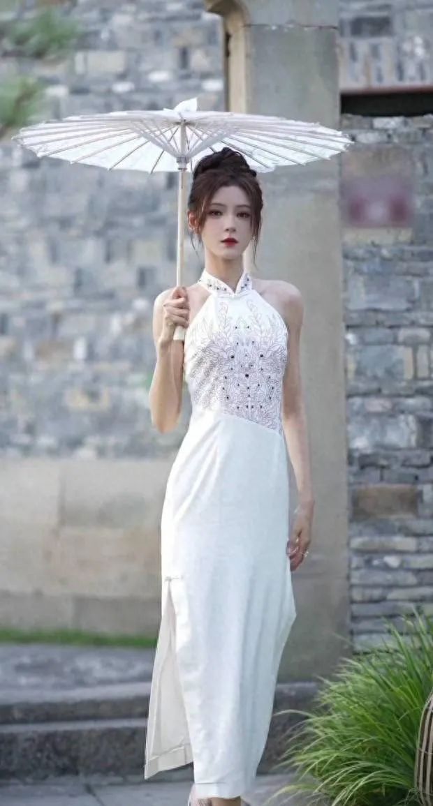 张予曦化身江南烟雨美人,撑伞漫步,腰肢纤细太迷人_腾讯新闻