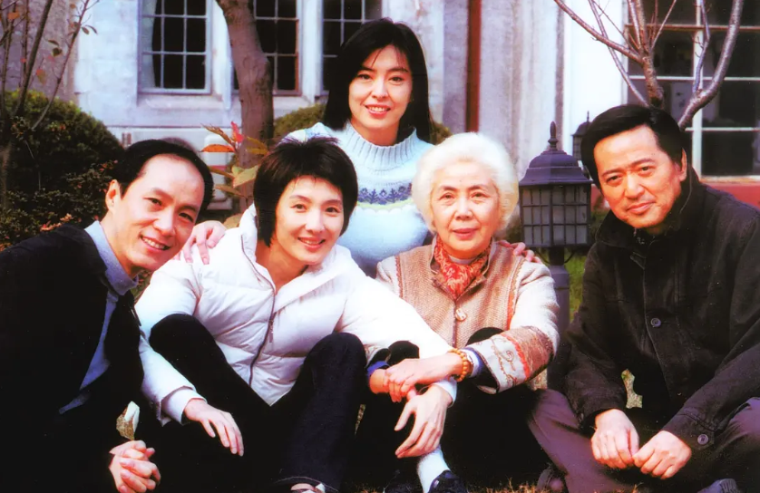 感情方面,郑振瑶与丈夫游惠海早在1949年相识,当时游惠海是郑振瑶所在