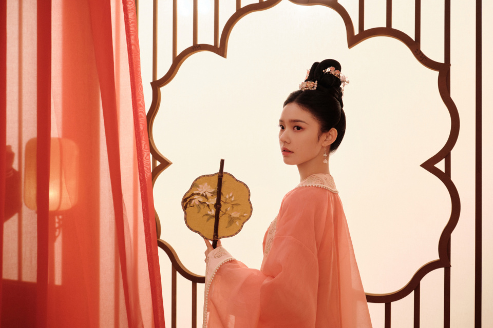 并且,刘学义和林允的组合,在各个方面的匹配度也是极高,古装造型都