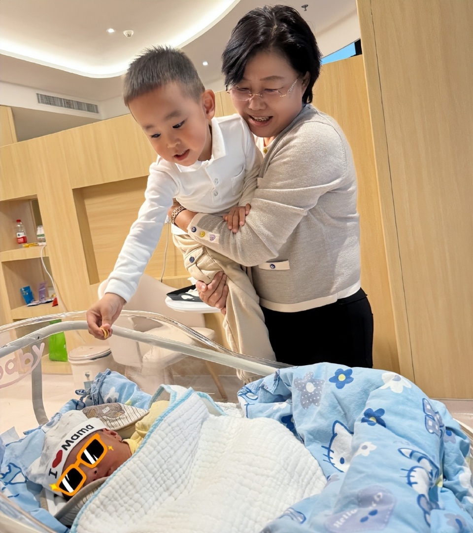 还有一张照片,是曾春蕾的妈妈抱着外孙来看宝宝.