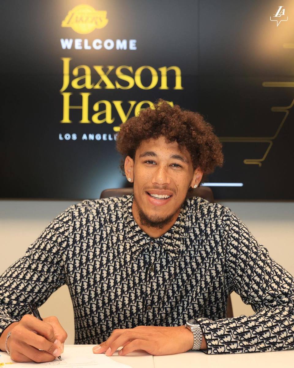 湖人官方宣布正式签下中锋贾克森-海斯,球员将身披11号战袍.