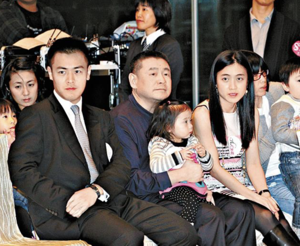 甘比带俩女儿包粽子做慈善素颜穿搭朴素豪门大女主心善得人心