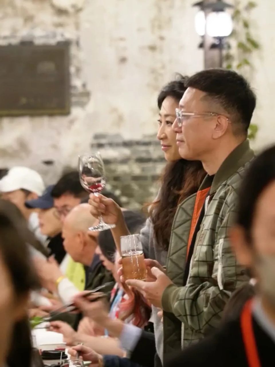 孙红雷携娇妻现身长桌宴，40岁王骏迪颜值在线，两人很有夫妻相_腾讯新闻