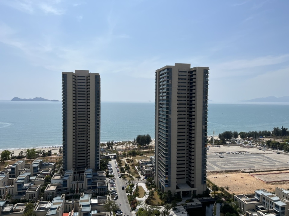 很多酒店式海景公寓,一晚二三百元.