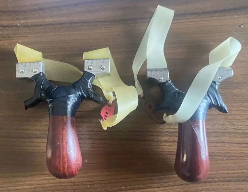 六旬男子为直播苦练打弹弓,致多扇玻璃损坏!
