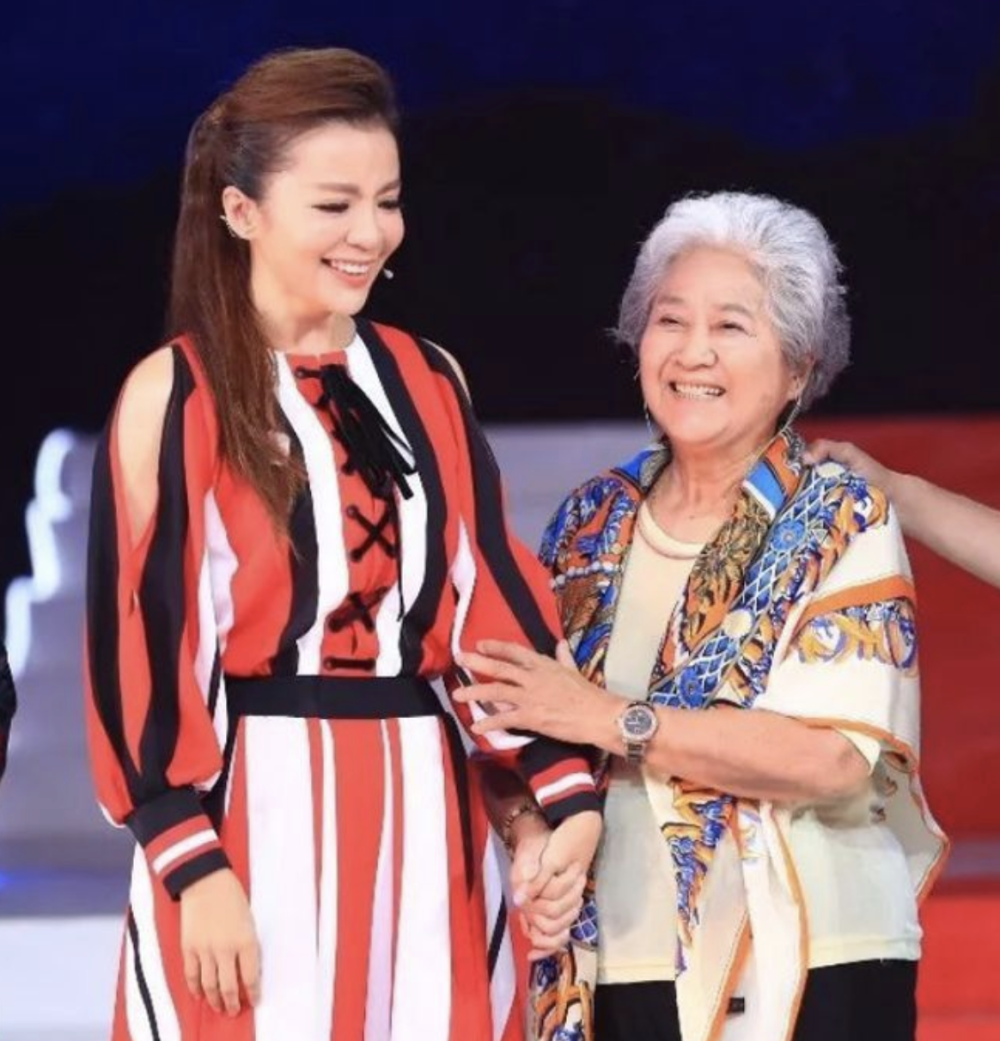 86岁母亲去世,49岁朱迅素颜憔悴,半生多次质疑:妈,你爱我吗?_腾讯新闻