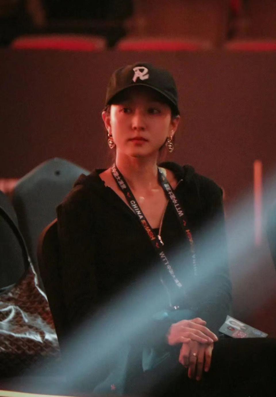 马龙老婆带两个儿子力挺老公,儿子活泼可爱,老婆美貌惊艳网友