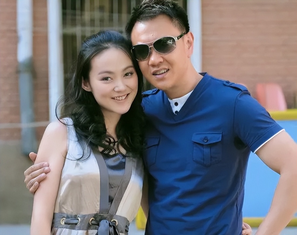 冯嘉怡:开着四百人公司却甘心当配角,爱着初恋多年53岁仍是单身_腾讯