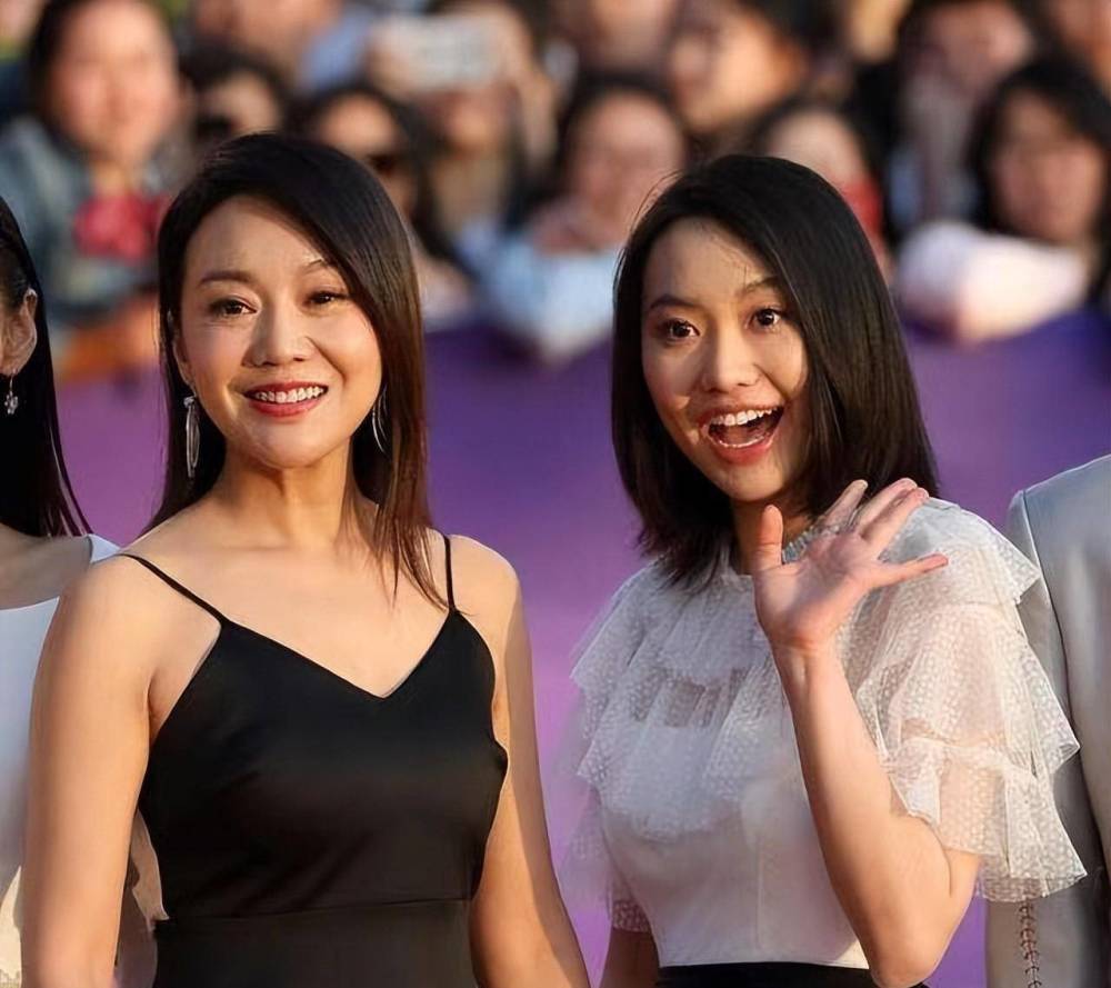 笑了闫妮女儿新剧被众嘲长这样还演警花老戏骨都不想署名