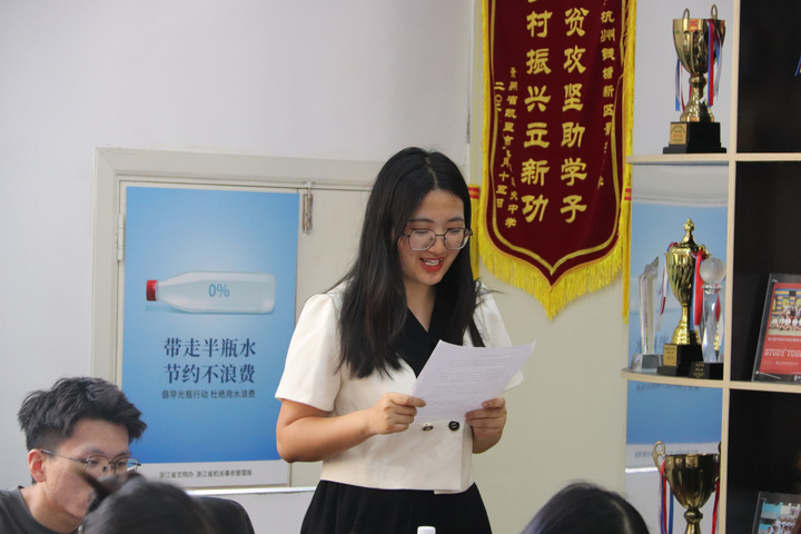 来自景苑中学的何佳娜老师代表景苑中学发言,表达了借助工作室的指导