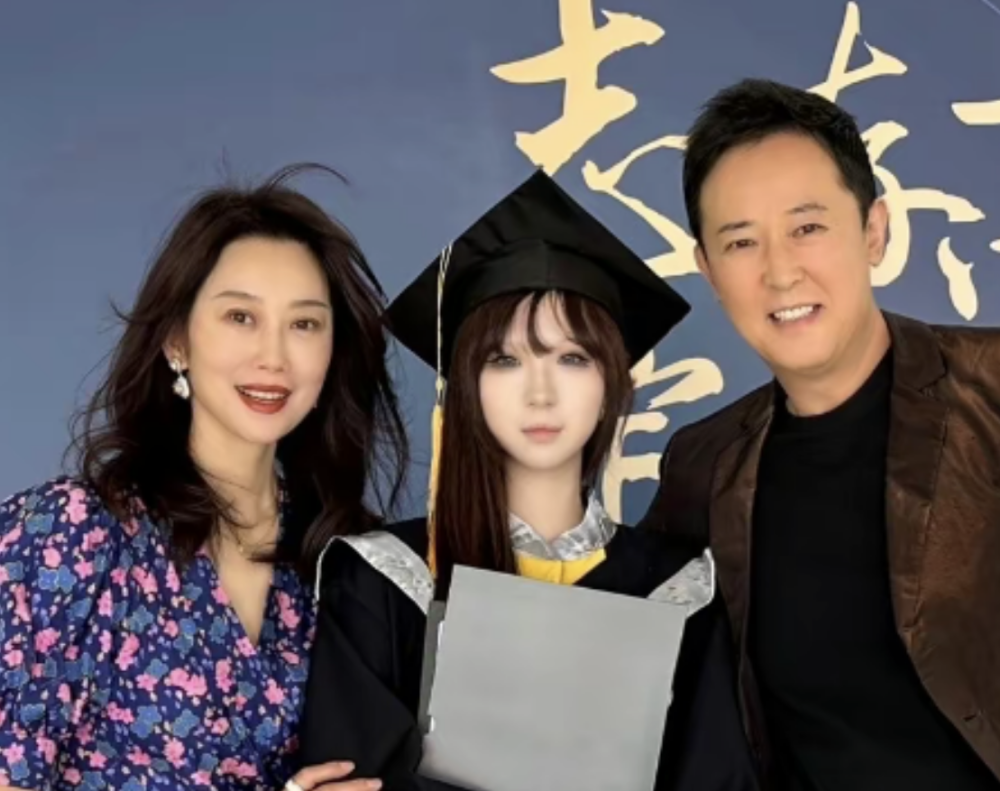 镜头中汪正正依旧是意气风发,气度不凡,其妻子张静宇也是温婉大方