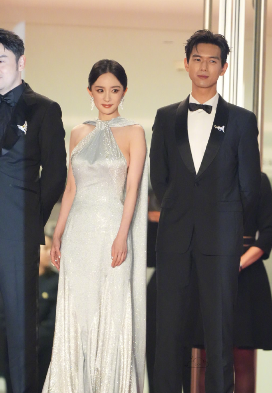 戛纳尴尬时刻,佟丽娅被冷落,杨幂礼服太大胆,同行男演员不敢直视