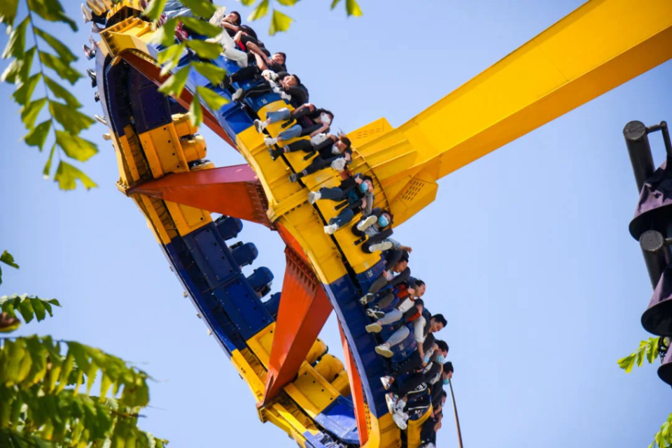 游客在重庆欢乐谷游玩.