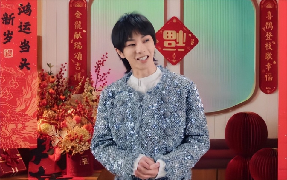 芒果年会:华晨宇金芒艺人,何炅汪涵同框催泪,10位主持人齐获奖