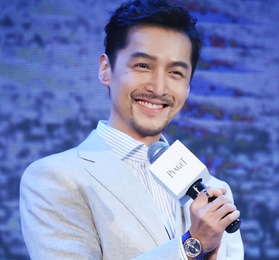 胡歌与小11岁美妻外出被拍,女方娇小,显憔悴,两人更多细节被扒