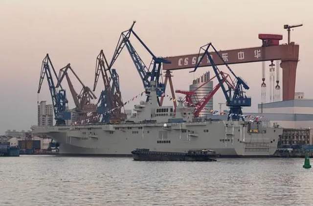 075型两栖舰4号舰:带脚手架或许在海试,传将被命名为"江西"舰_腾讯