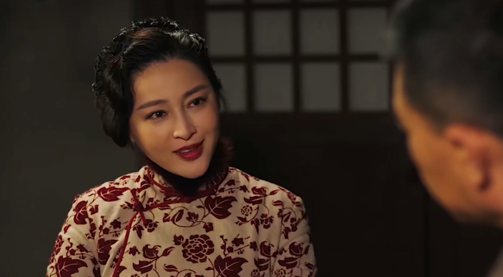 原来,那次误打误撞闯入闺房,让万山红迷上了杨建峰的男子气概.