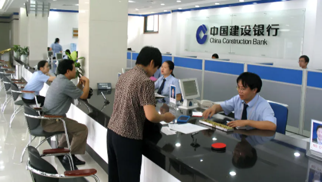 银行午休1.5小时，让全网打工人吵翻了