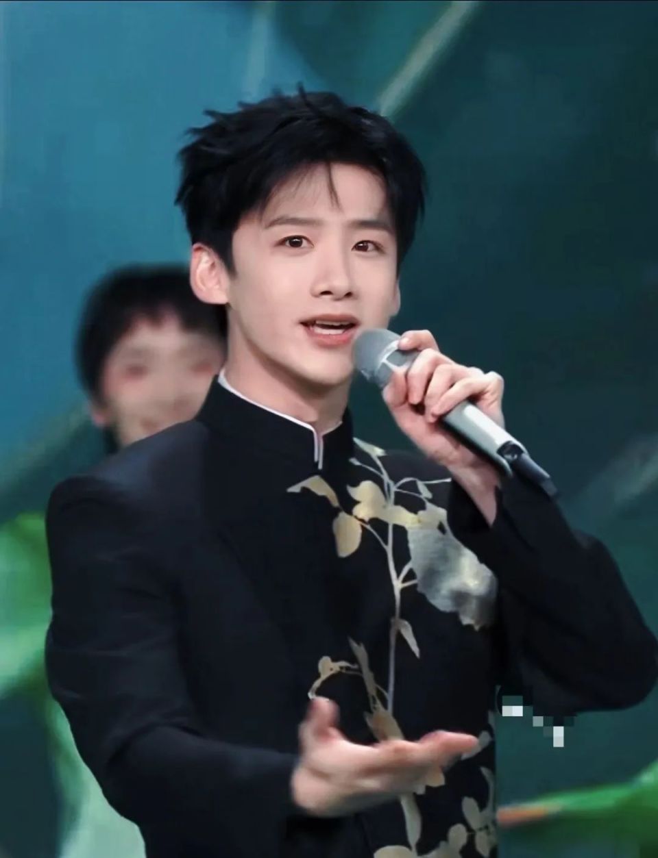 网曝白敬亭临时换服装!