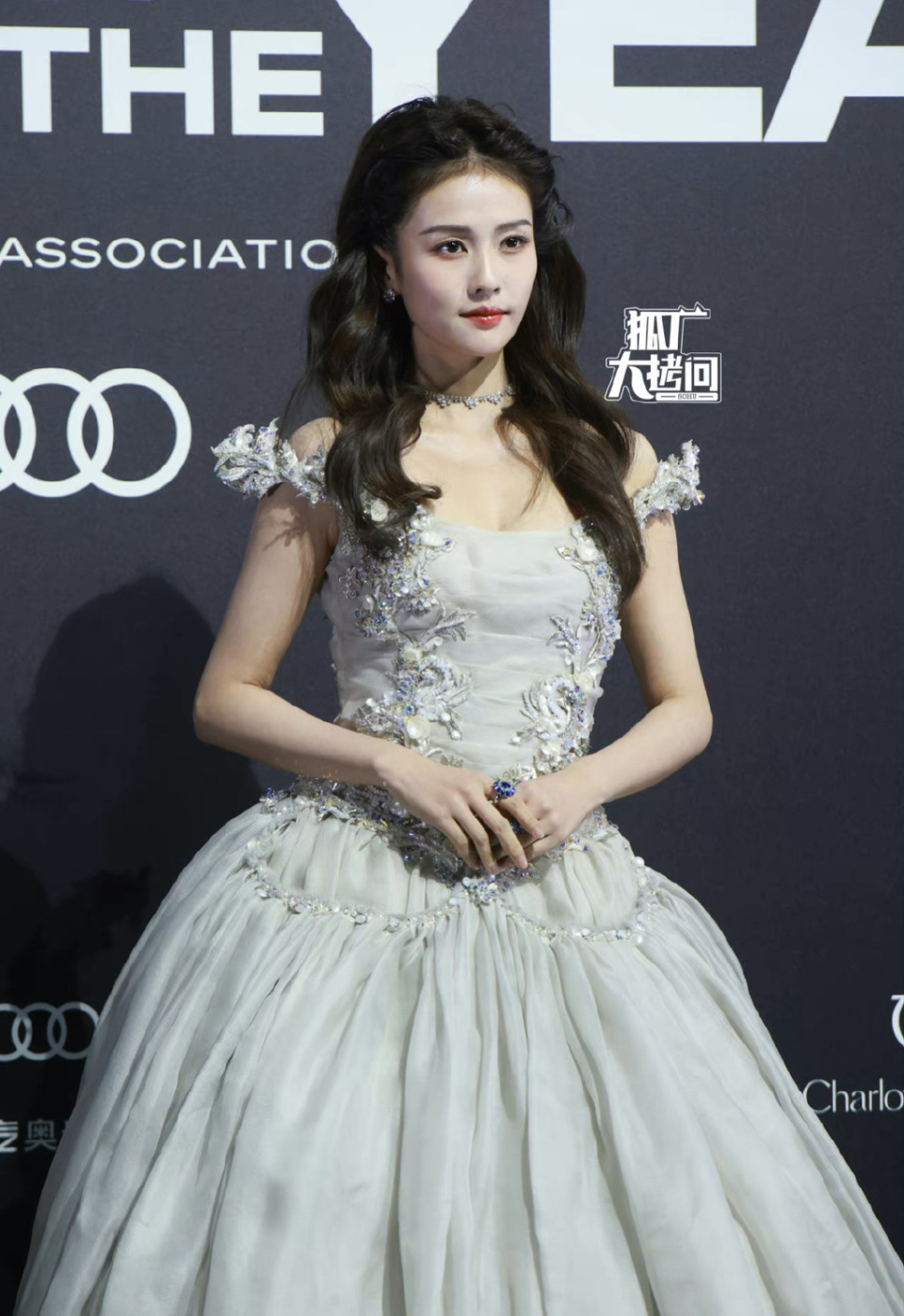 众星gq盛典红毯来了关晓彤超短裙秀长腿张嘉倪黑白皮草亮眼