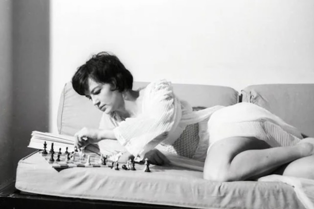 《后翼弃兵》原型悄悄离世,一代女王战天斗地,她的经历比剧里更传奇!