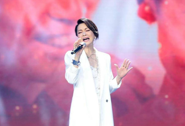 "两次逃税"毛阿敏:富豪老公去世后公司爆雷,她带儿女全身而退