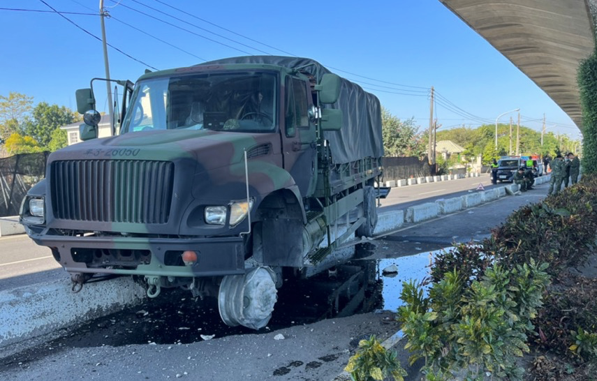 台军真衰大早上就出车祸军用卡车疑似自撞数人受伤就医