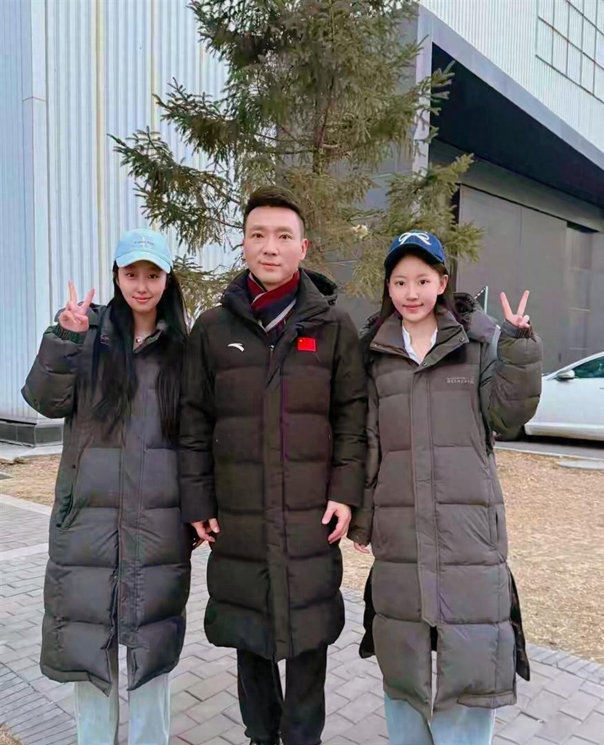 康辉老师板正又帅气,尼格买提可爱又有型,两人都特别友好