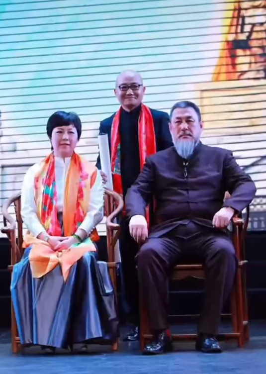 关羽陆树铭去世100天妻子晒全家福缅怀永远爱你怀念你