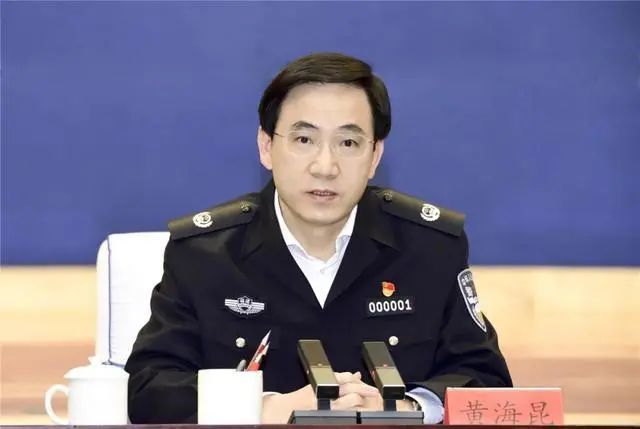 次年2月,他接替许维泽担任龙岩市委书记,去年3月升任福建省副省长