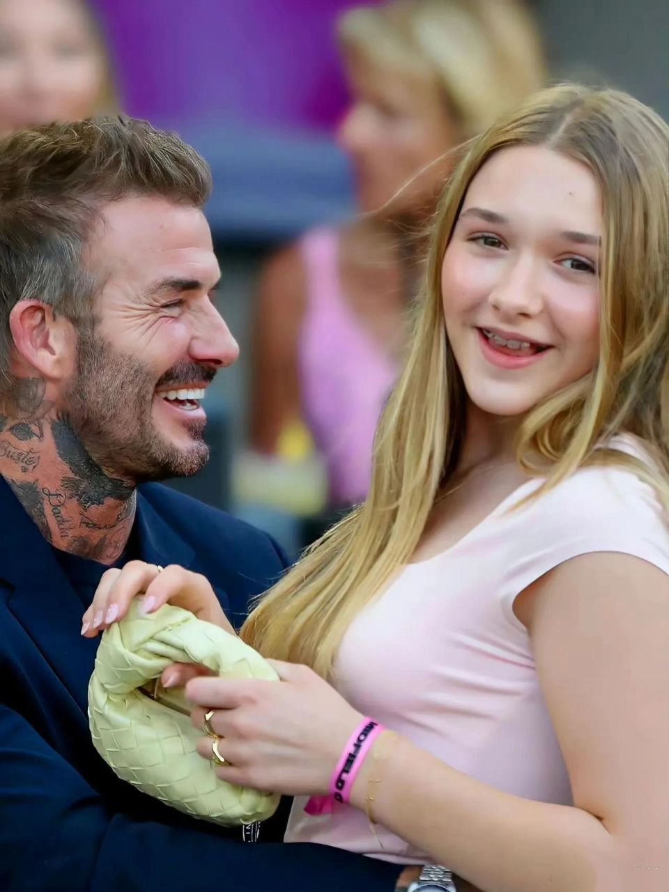 贝克汉姆晒与小七合照,12岁女儿长相成熟,两人举止亲密引发热议